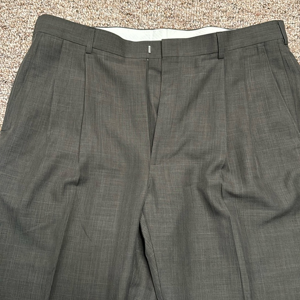 Haggar cuffed pants in grey - Picture 2 of 4